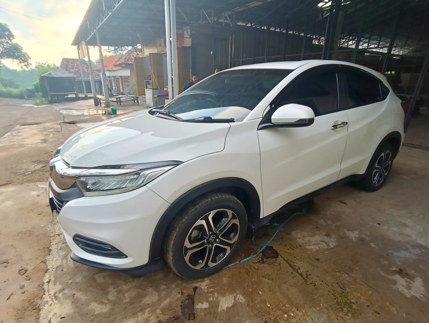 Inspektor Inspekta memeriksa mobil di Blitar